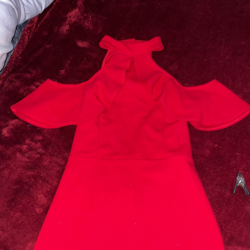 Elegant Red Off-Shoulder Dress - Picture 10 of 10